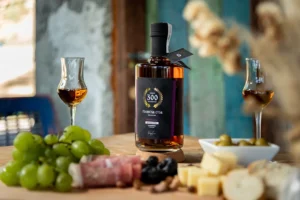 rakija i zdravlje domaća rakija u čaši na stolu